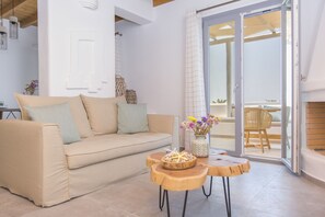 Villa, ved strandkanten (Iris) | Oppholdsrom | Flatskjerm-TV