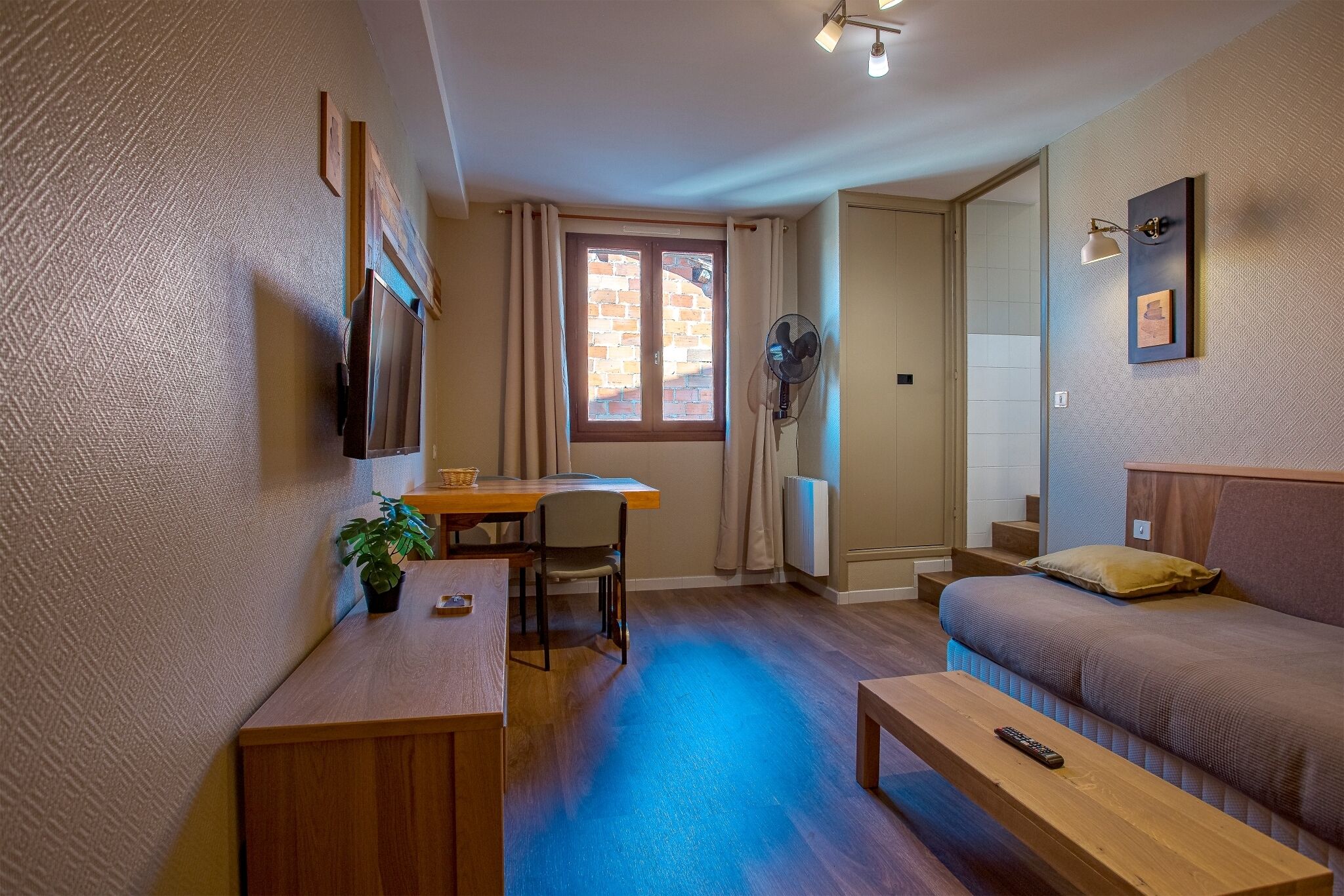 Comfort Apartment (Noyer) | Living area | 32-inch flat-screen TV with digital channels, TV