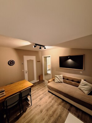 คอมฟอร์ทอพาร์ทเมนท์ (Erable) | บริเวณนั่งเล่น | ทีวีจอแบน 32 นิ้ว พร้อมช่องดิจิตอล, ทีวี