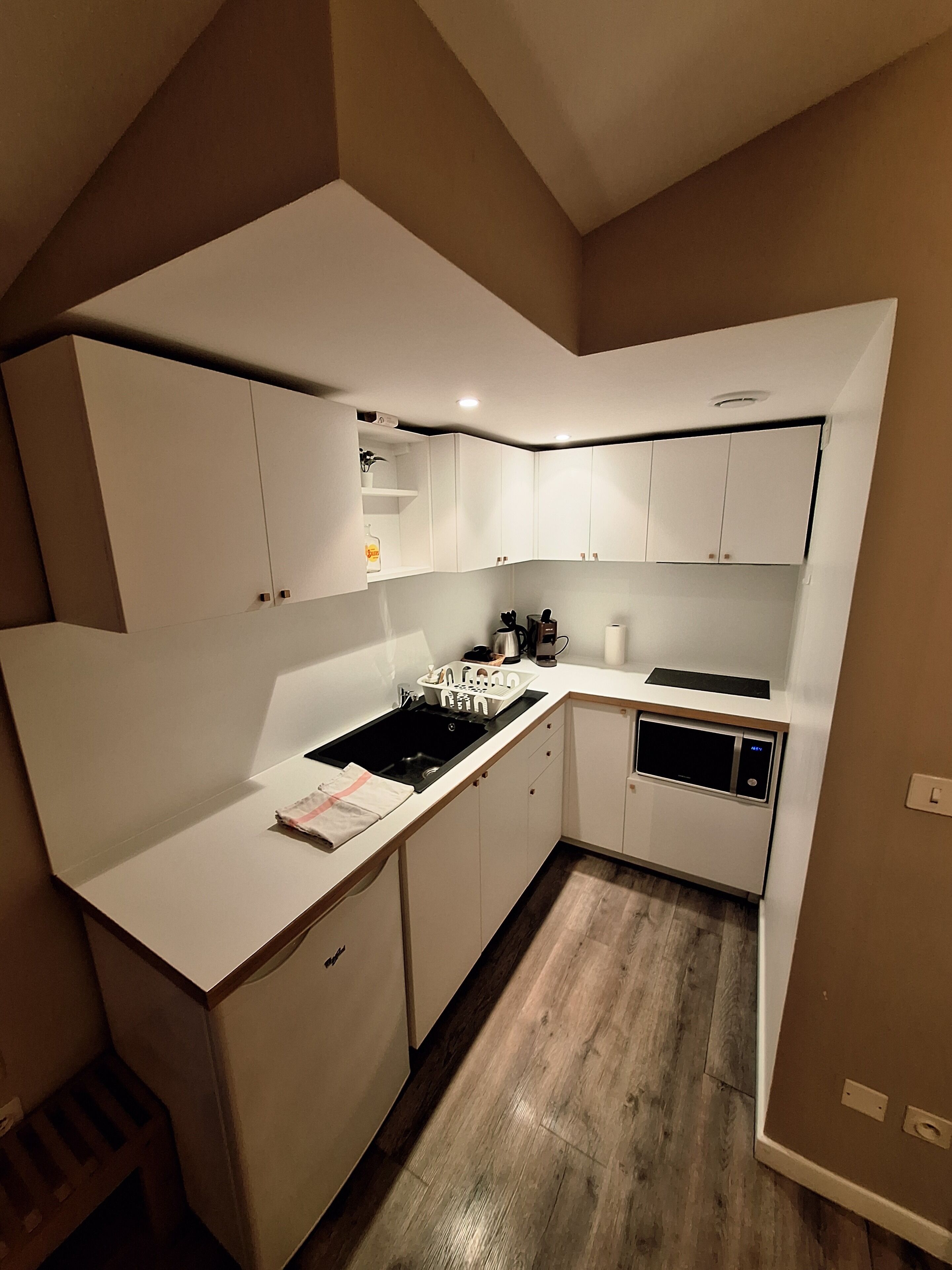 Comfort Apartment (Erable) | Private kitchen | Fridge, microwave, stovetop, electric kettle