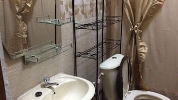 Comfort Apartment, 2 Bedrooms | Bathroom sink