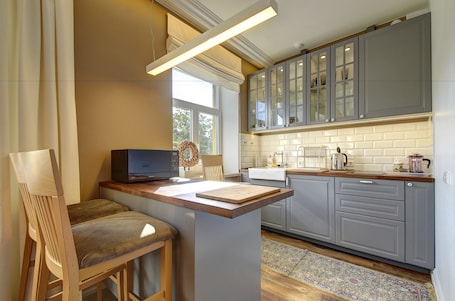 Refrigerador con freezer, microondas, placa de cocina, lavavajillas