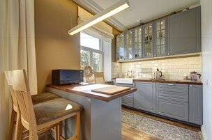 Full-size fridge, microwave, stovetop, dishwasher