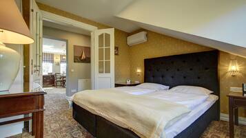 Premium bedding, in-room safe, individually decorated