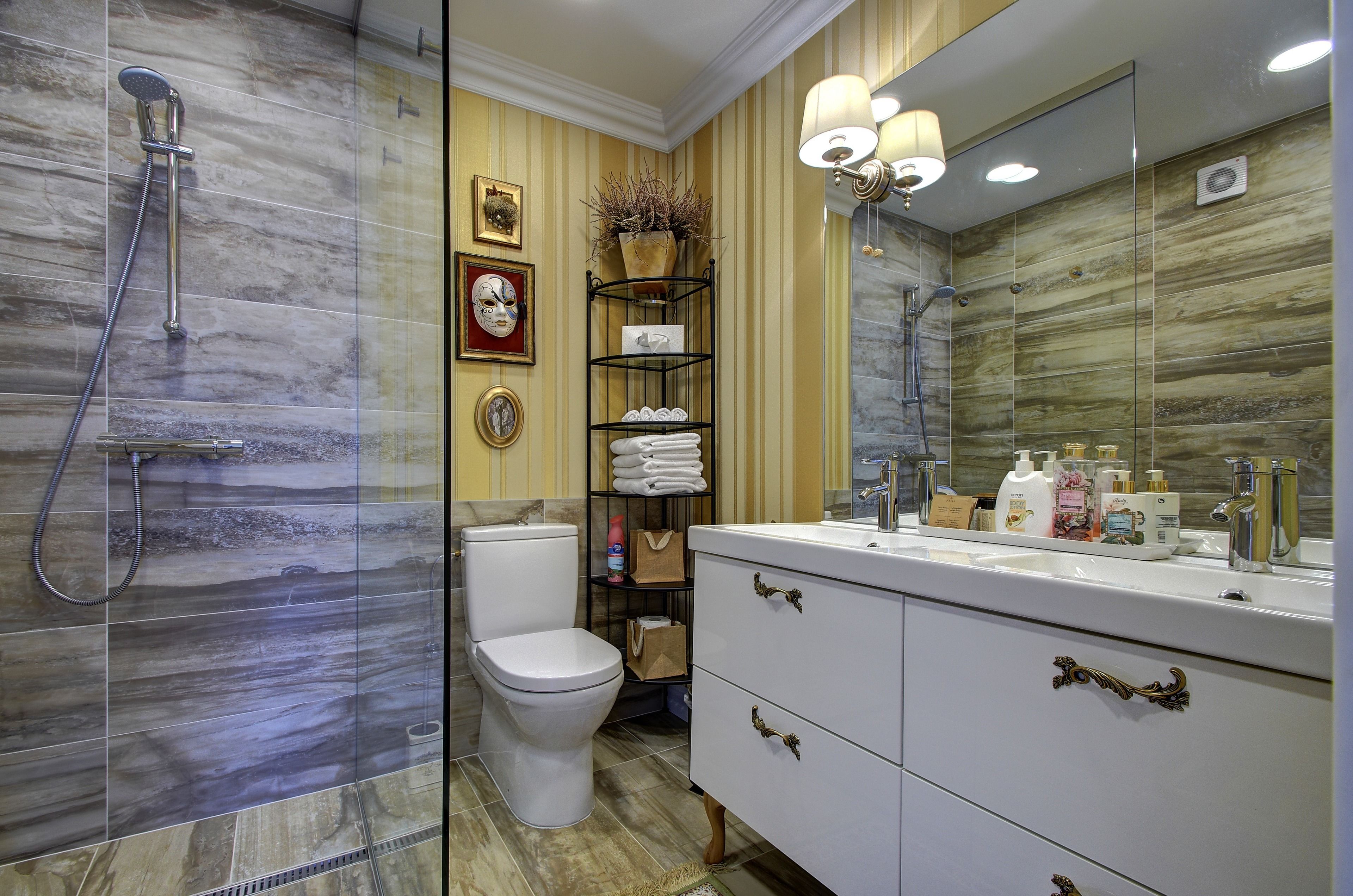 Douche, articles de toilette (gratuits), séchoir à cheveux