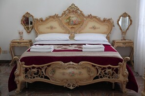 Escrivaninha, berços grátis, Wi-Fi de cortesia, roupa de cama