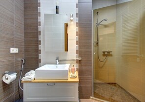 Panoramic-Apartment | Badezimmer | Dusche, kostenlose Toilettenartikel, Haartrockner, Hausschuhe