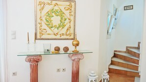 Eine Treppe mit Glastrennwand, die zu einer oberen Etage führt.