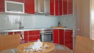 Frigorífico grande, horno, placa de cocina y lavavajillas