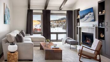 Habitación, 2 habitaciones (Pet Free) | Zona de estar | Televisión de pantalla plana de 55 pulgadas con canales por satélite