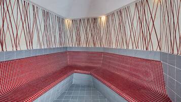 Een sauna, een bubbelbad, een stoombad, lichaamsbehandelingen