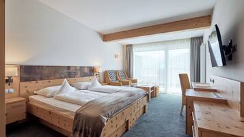 Junior-sviitti (Dolomiten) | Allergiatestatut vuodevaatteet, tallelokero huoneessa, työpöytä