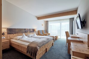Junior-suite (Dolomiten) | Allergivenligt sengetøj, pengeskab på værelset, skrivebord, gratis Wi-Fi