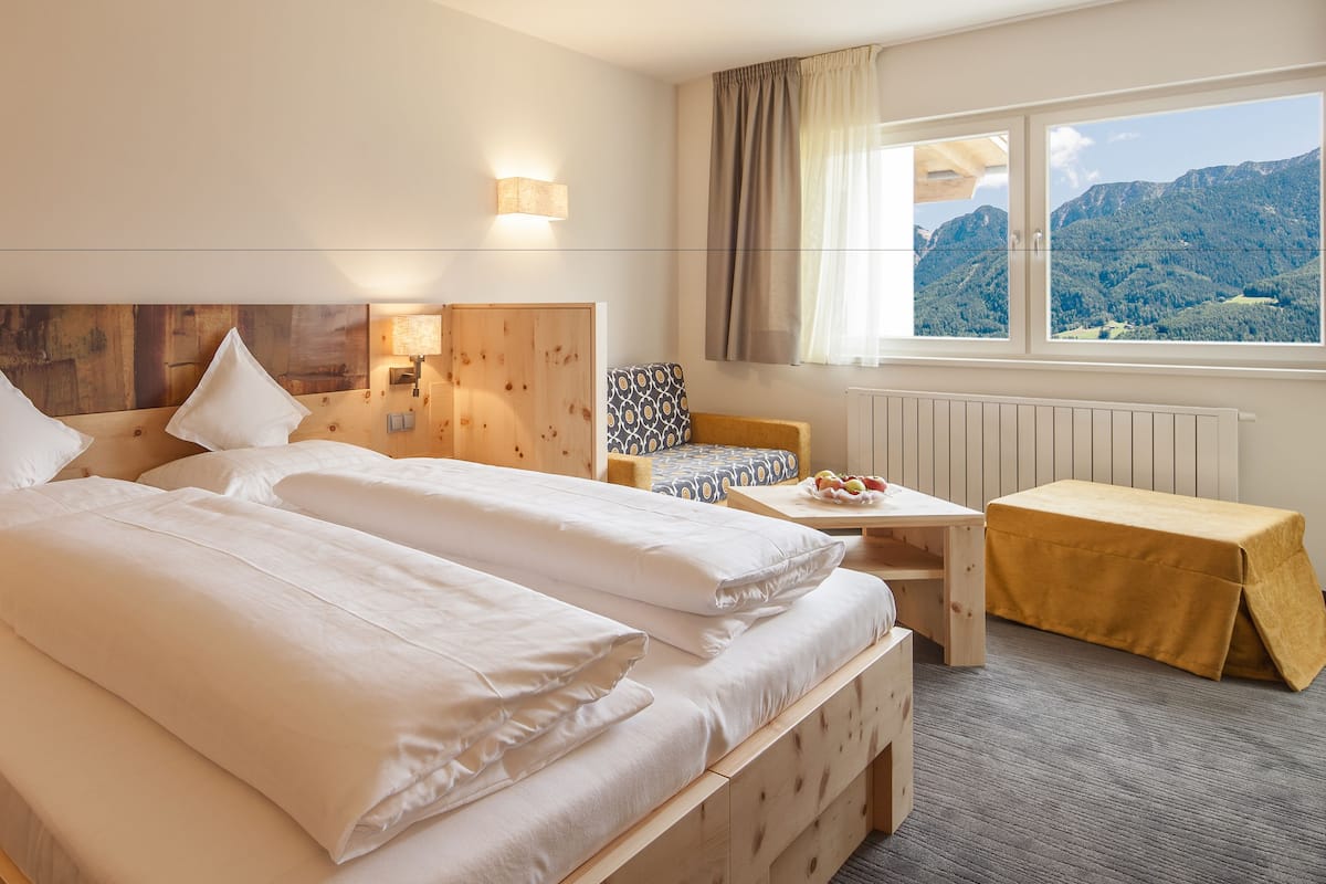 Junior suite (Dolomiten) | Hypoallergeen beddengoed, een kluis op de kamer, een bureau, gratis wifi