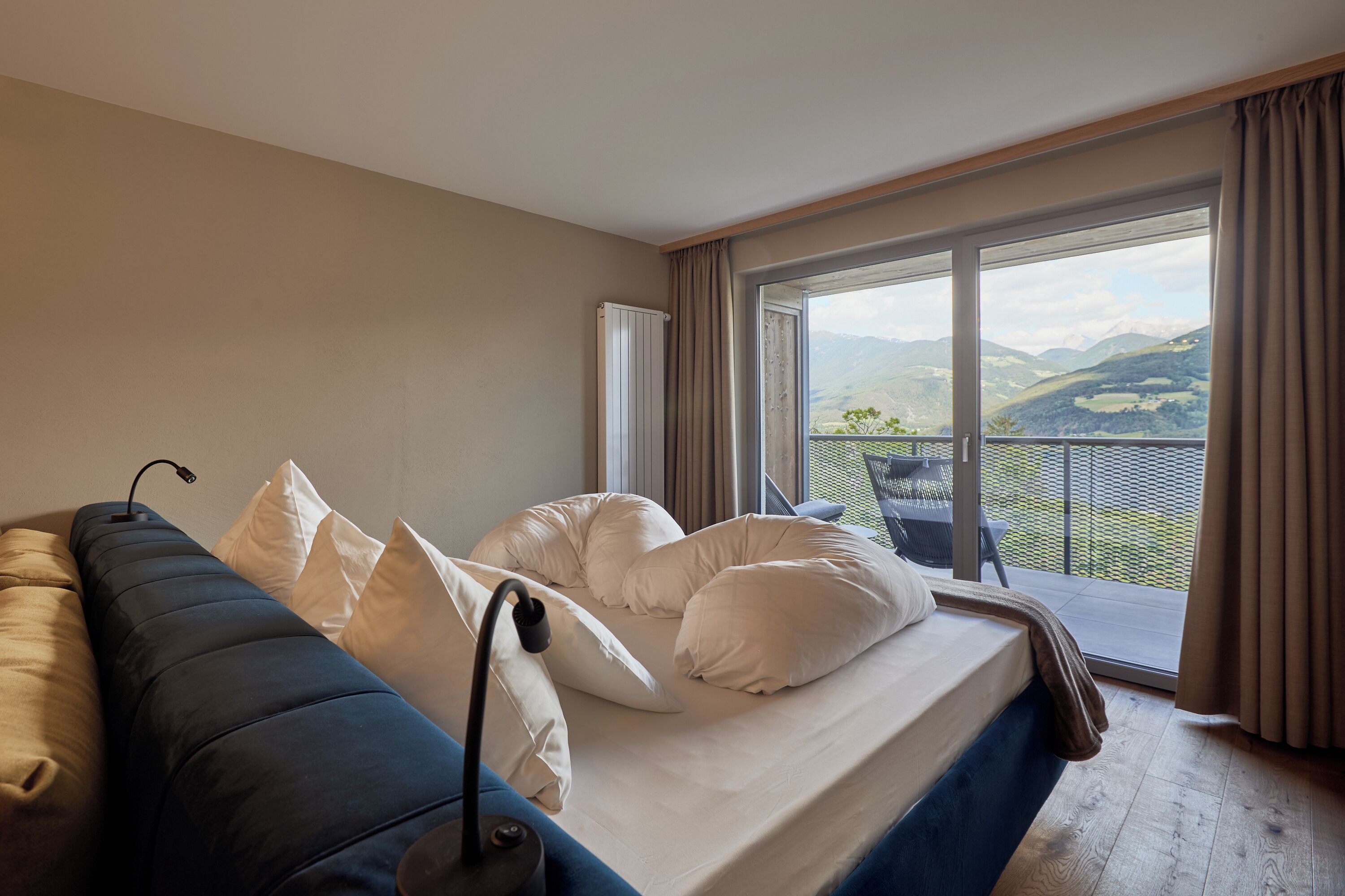 Hypo-allergenic bedding, in-room safe, desk, free WiFi