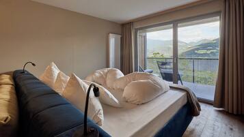 Hypo-allergenic bedding, in-room safe, desk, free WiFi