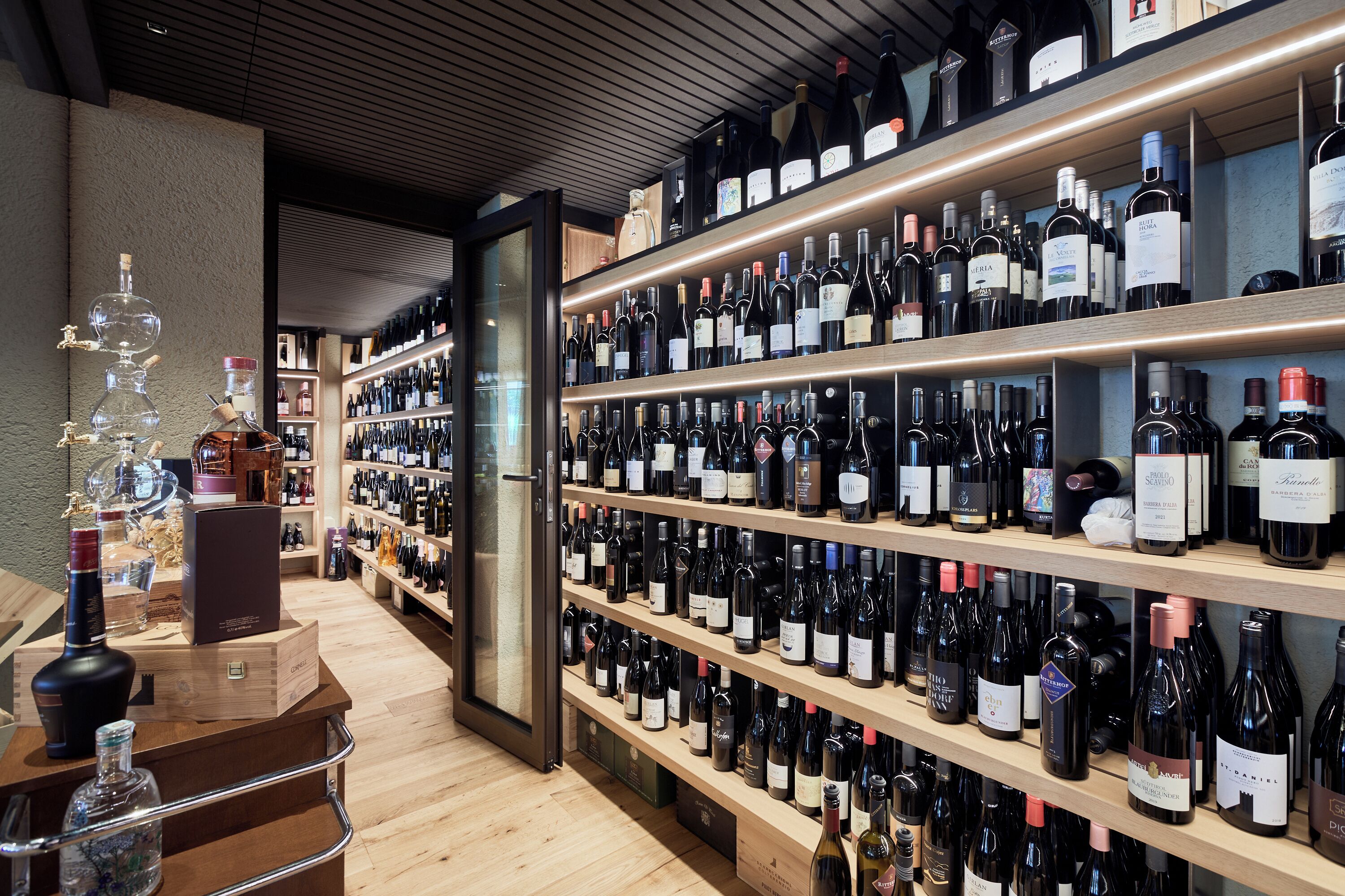 Una bodega repleta de estantes con diferentes botellas de vino.