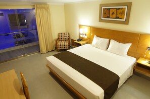 Minibar, in-room safe, desk, soundproofing - Aguila Dorada Selva Hotel (Callería)