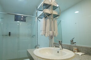 Amenidades de baño gratuitas, secadora de cabello, toallas 