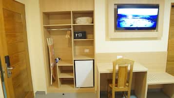 Frigobar, cofres nos quartos, escrivaninha, quartos à prova de som