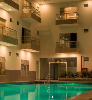 Indoor pool, outdoor pool, pool loungers - Aguila Dorada Selva Hotel (Callería)