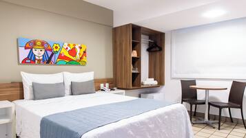 Quarto casal luxo, 1 cama de casal, para não fumantes | Cortinas blackout, ferros/tábuas de passar roupa, Wi-Fi de cortesia