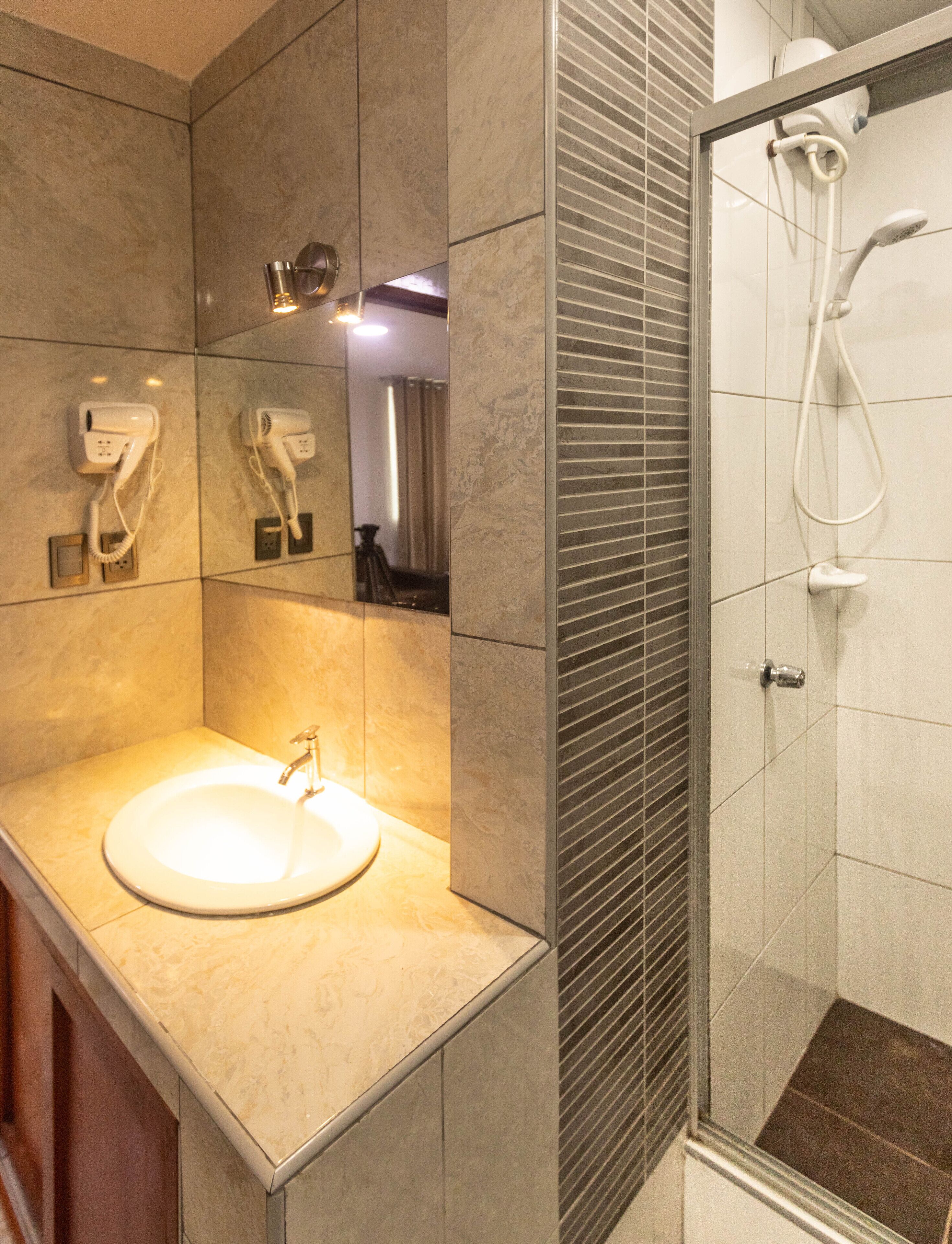 Shower, rainfall showerhead, free toiletries, hair dryer