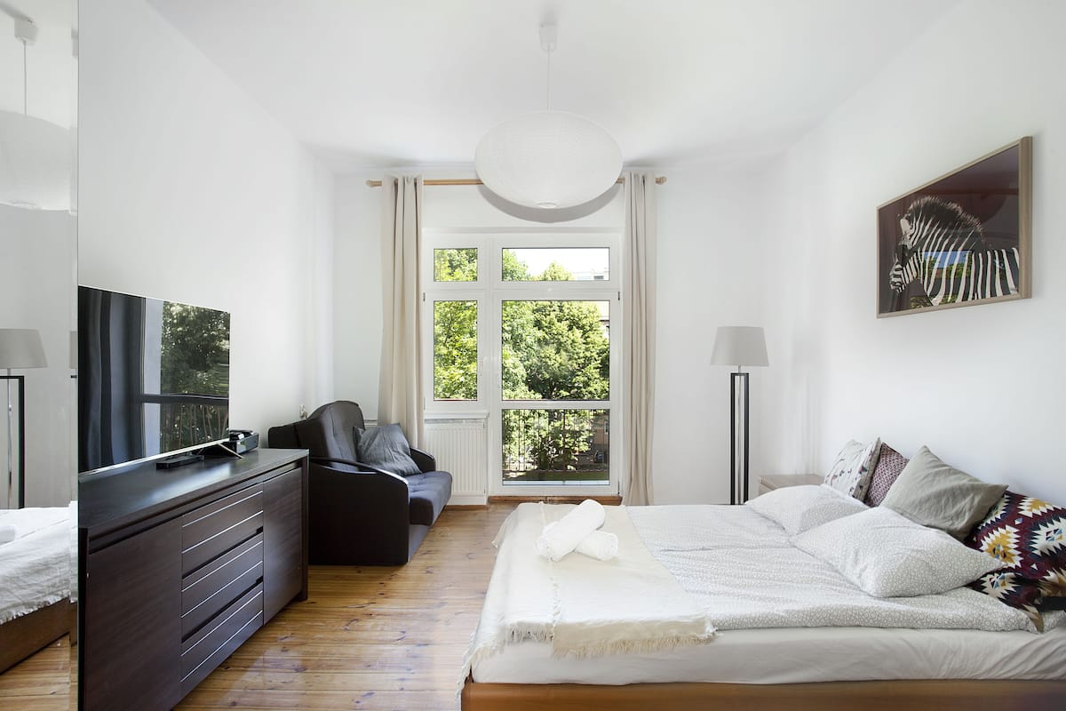 Habitación triple Deluxe, no fumadores, baño compartido | Tabla de planchar con plancha, wifi gratis, ropa de cama