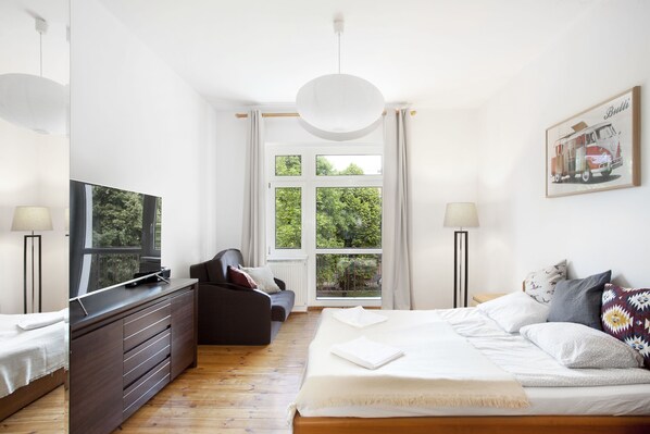 Kolmen hengen deluxe-huone, tupakointi kielletty, jaettu kylpyhuone | Silitysrauta/-lauta, ilmainen Wi-Fi, vuodevaatteet