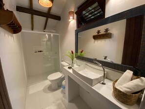 Casa Familia | Baño | Ducha, artículos de higiene personal gratuitos y secador de pelo