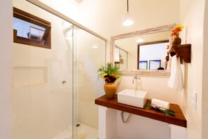 三人房 | 浴室 | 淋浴设施、免费洗浴用品、吹风机、毛巾