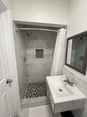 Habitación estándar | Baño | Ducha y toallas