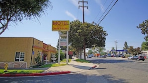 A motel with a sign indicating air conditioning and a park in the rear. - Griffith Park Motel - LA Hollywood Area (Glendale)