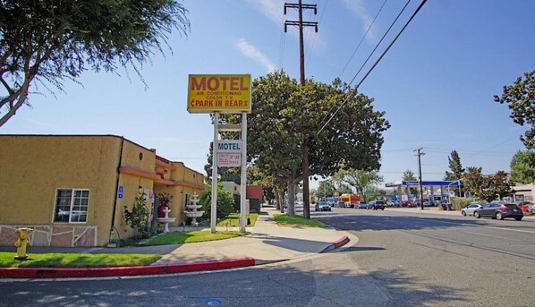 Un motel con un cartel que indica aire acondicionado y un parque en la parte trasera.