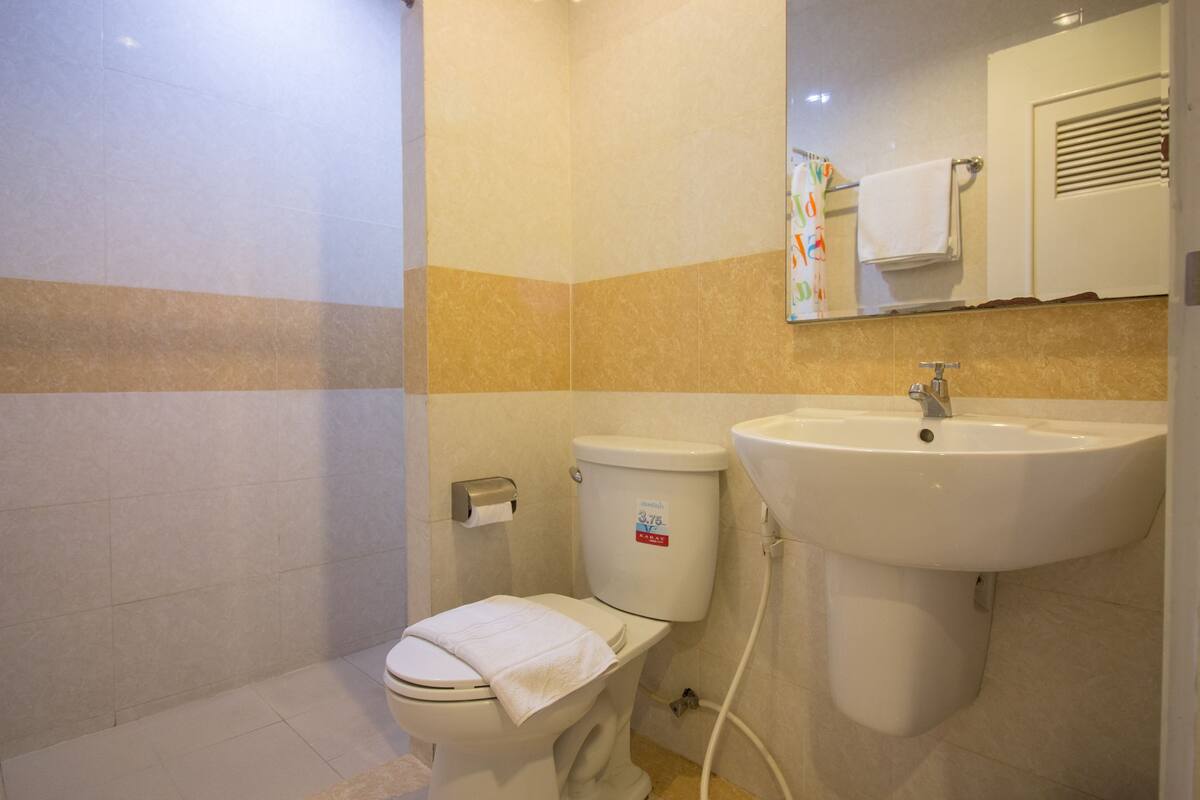 Un baño con inodoro, lavabo y espejo.