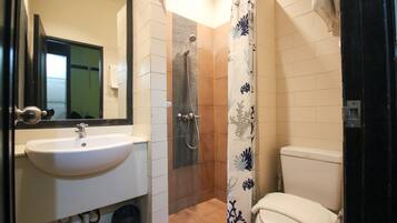 Shower, free toiletries, towels