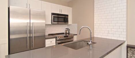 Réfrigérateur, micro-ondes, four, plaque de cuisson