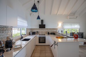 ثلاجة، ميكروويف، فرن، موقد طهي مسطح