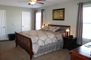 4 bedrooms, desk, iron/ironing board, travel cot - Spacious Home Close to Downtown Nashville (Ashland City)