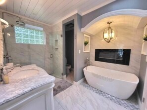 Combined shower/tub, hair dryer - Got It All - 3 Kayaks, 1 Canoe, Hot Tub, Wifi, Ping Pong, Sandy beach, Firepit. (Moneta)
