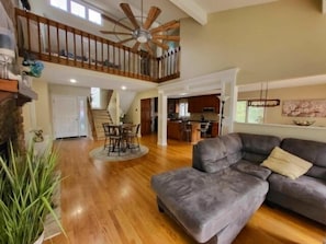 TV, table tennis - Got It All - 3 Kayaks, 1 Canoe, Hot Tub, Wifi, Ping Pong, Sandy beach, Firepit. (Moneta)