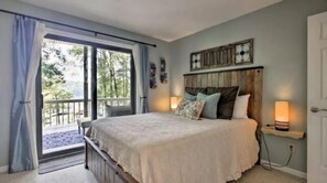 6 bedrooms, iron/ironing board, internet - Got It All - 3 Kayaks, 1 Canoe, Hot Tub, Wifi, Ping Pong, Sandy beach, Firepit. (Moneta)