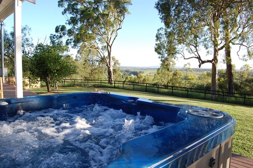 Hunter Valley - Romantic luxury spa cottage - awesome views  Cadair Cottage No 2