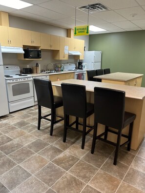 Mini-Kühlschrank, Mikrowelle, Ofen, Herdplatte