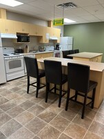 Frigobar, microondas, horno, placa de cocina