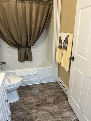 Articles de toilette (gratuits), séchoir à cheveux, serviettes fournies