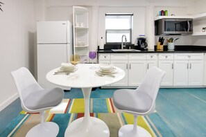 Refrigerador, microondas, cafetera y tetera y tostadora 