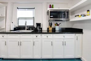 Refrigerador, microondas, cafetera y tetera y tostadora 
