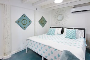 Tabla de planchar con plancha, internet y ropa de cama 