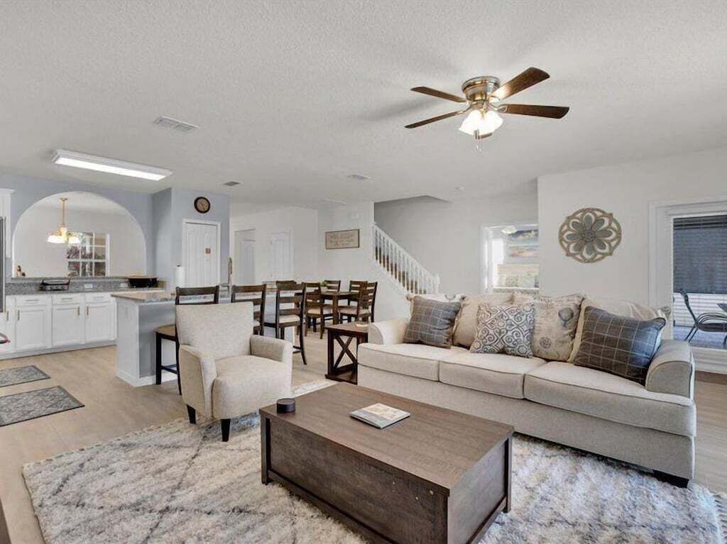 Calabria Lakeside Villa w Private Pool, Spa, Game Room - Minutes to Disney